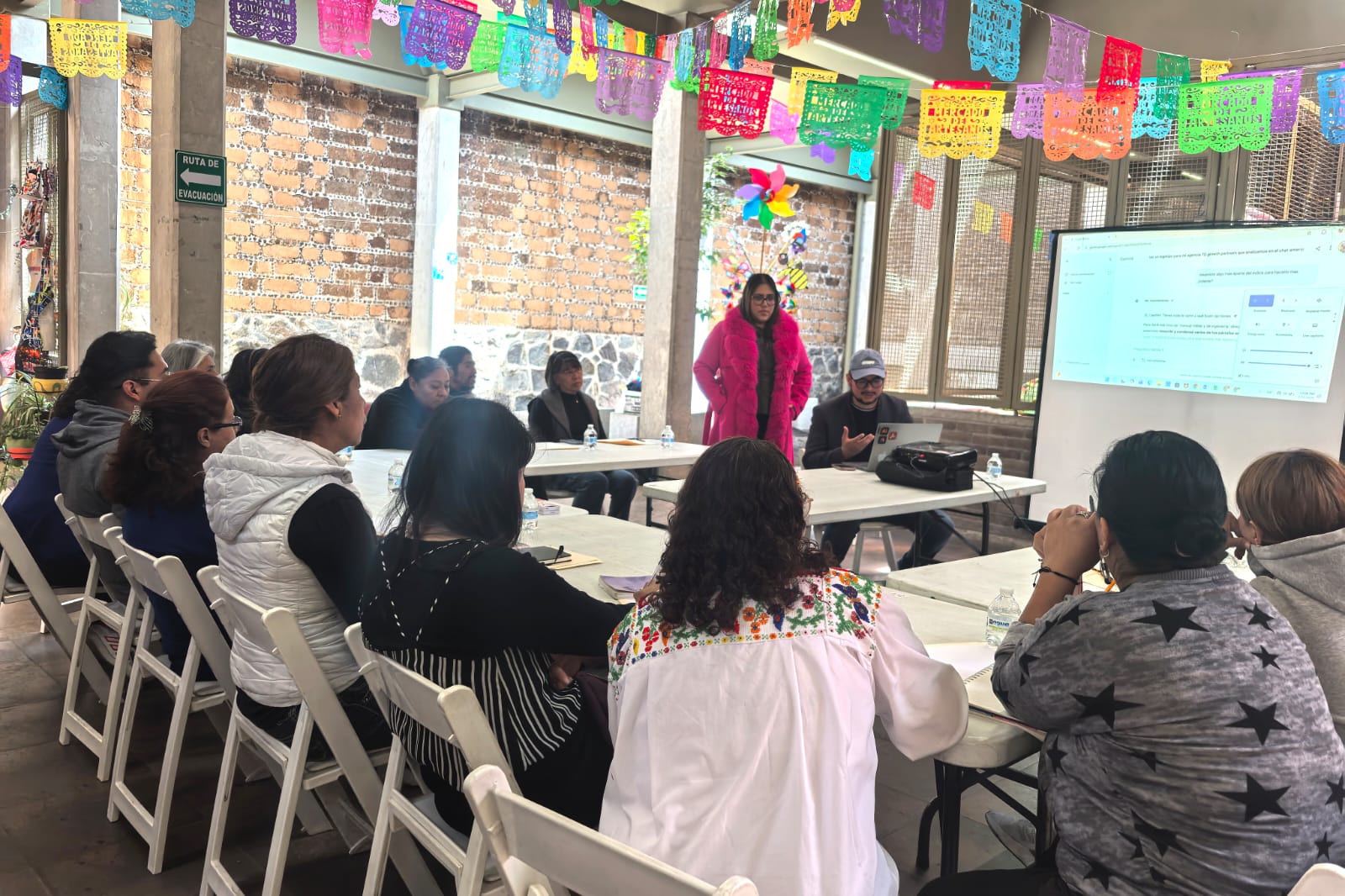 Aprenden artesanos herramientas digitales para ampliar sus ventas con impulso del gobierno de Alfonso Sánchez